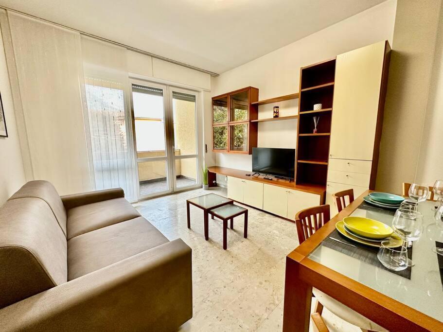 Low Cost Holiday An Business House And Free Park By Revenue House Como Exterior photo